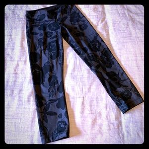Lululemon black floral luxtreme crop, size 4 EUC